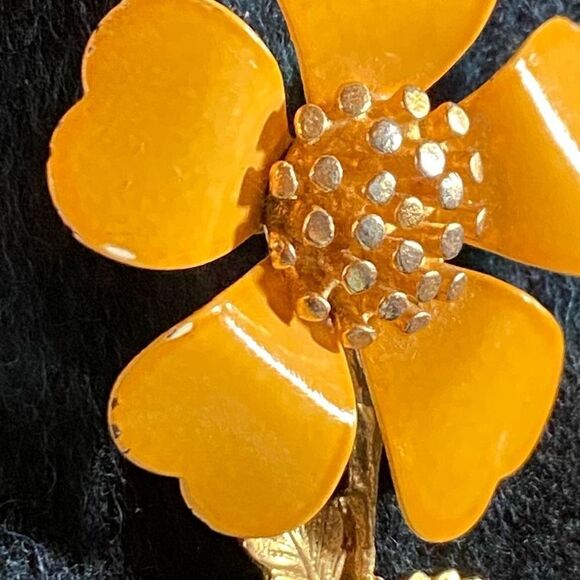 Vintage Enamel flower Pin - Picture 3 of 6